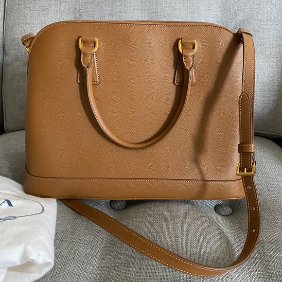 Authentic Prada Tote in Saffiano Lux. - Picture 3 of 15